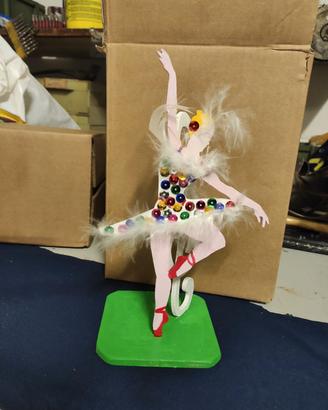 ballerina stilizzata in legno