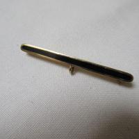 Spilla barretta in oro e smalto nero