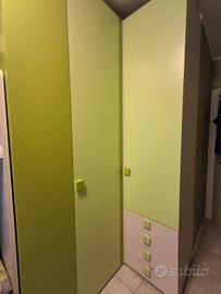 cabina armadio con letto a soppalco e scaletta