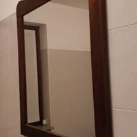 Specchio con cornice in legno e luce