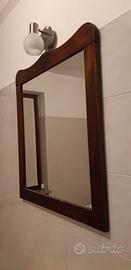 Specchio con cornice in legno e luce
