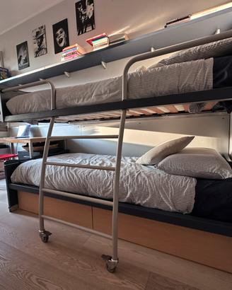 Letto a castello con scrivania, cassettiera, menso