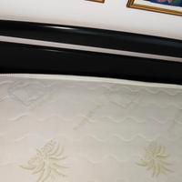 letto matrimoniale in legno con doghe e materasso