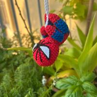 Spiderman appeso all’uncinetto