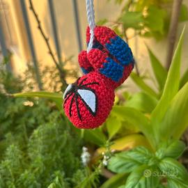 Spiderman appeso all’uncinetto