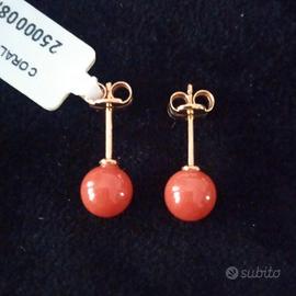Orecchini in oro giallo 18k con corallo 