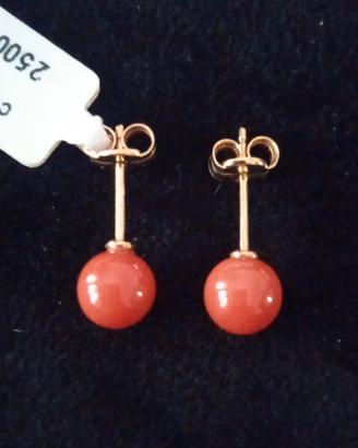 Orecchini in oro giallo 18k con corallo 