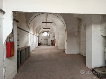 Locale con giardino e parcheggio privato