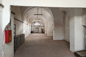 Locale con giardino e parcheggio privato