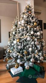 Albero di Natale innevato con addobbi 