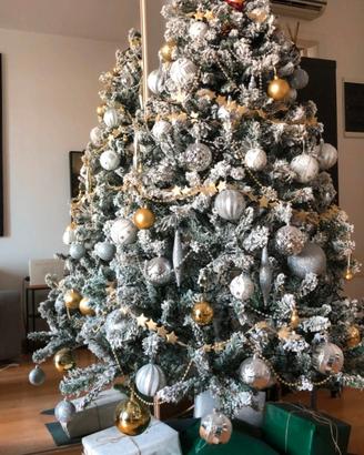 Albero di Natale innevato con addobbi 