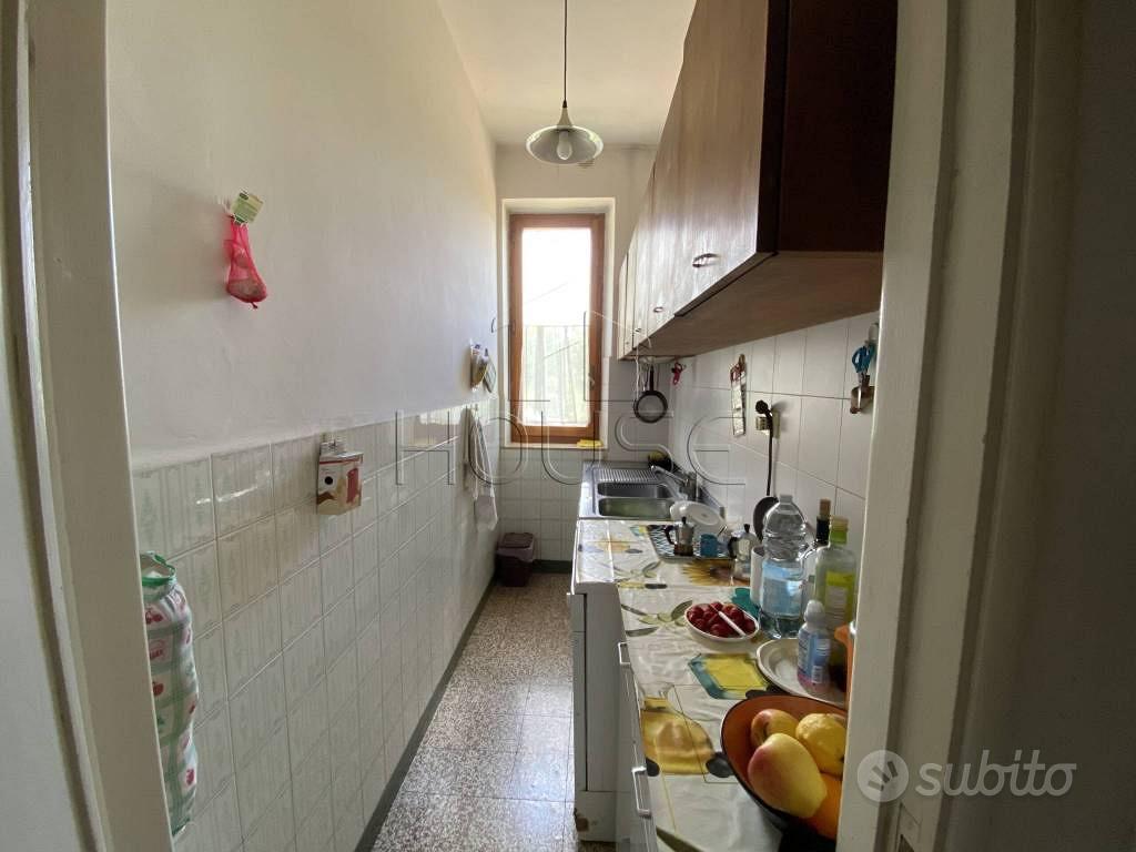 Rustico / Casale di 200 m² con più di 5 locali e b - Vista 4