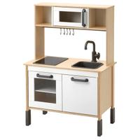 Cucina con tantissimi accessori 