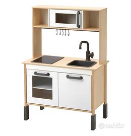 Cucina con tantissimi accessori 