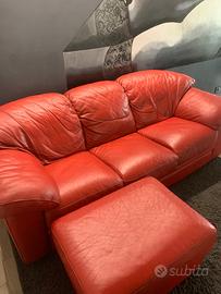 Divano chateau d’ax in pelle rossa con pouf