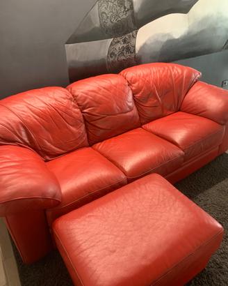 Divano chateau d’ax in pelle rossa con pouf