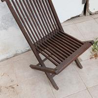 sedia legno e mobile macchina cucito.