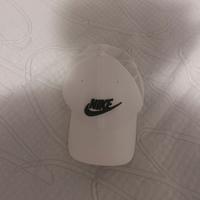Cappello marca nike bianco con dettagli logo  neri