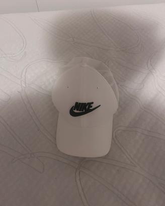 Cappello marca nike bianco con dettagli logo  neri