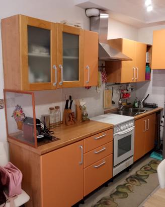 Cucina completa con elettrodomestici