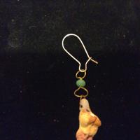 Orecchino con piccolo gnometto in ceramica