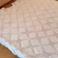 Copriletto lavorato all'uncinetto vintage.