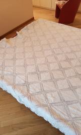 Copriletto lavorato all'uncinetto vintage.