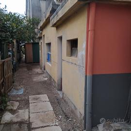 Piccolo magazzino in darsena a savona