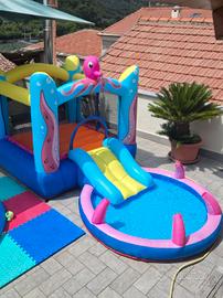 gonfiabile con piscina