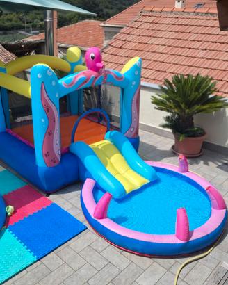 gonfiabile con piscina