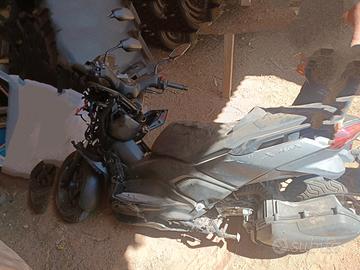 xmax 300 incidentato