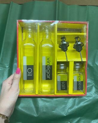 Set sale, olio e pepe da cucina
