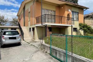 Villino con giardino due piani più garage