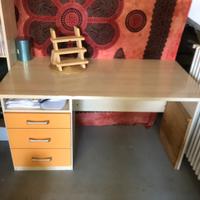 Scrivania con colonna