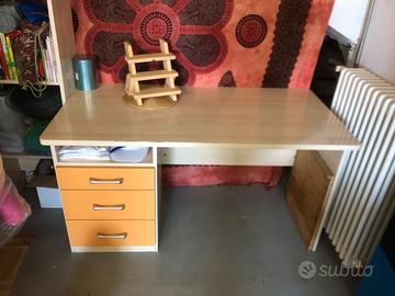 Scrivania con colonna