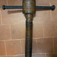 Vite per morsa da legno antica.