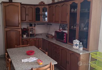 cucina usata ma in buone condizioni sala come nuov