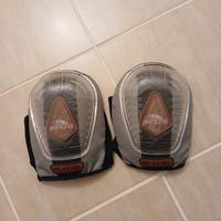 ginocchiere e raschietto per fughe