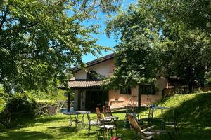 Casale in collina nel Monferrato