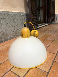 Lampadario bianco e giallo