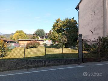 Casa datata con grande giardino in centro paese