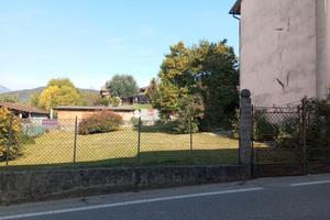 Casa datata con grande giardino in centro paese