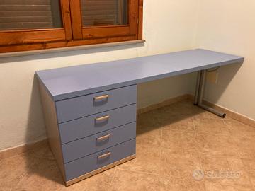 Scrivania con cassettiera