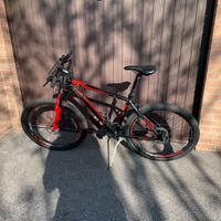 Bicicletta mountain bike e seggiolino