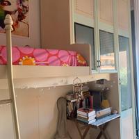 Letto a soppalco con armadio e letto inferiore