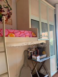 Letto a soppalco con armadio e letto inferiore