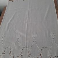 Due tende di lino con ricamo a intaglio. Nuove