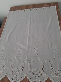 Due tende di lino con ricamo a intaglio. Nuove