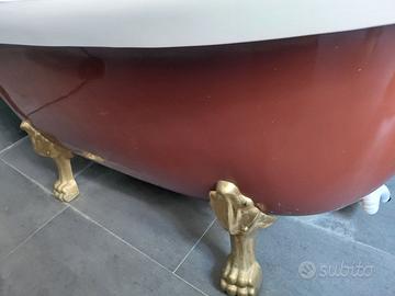 Vasca da bagno con piedi di leone