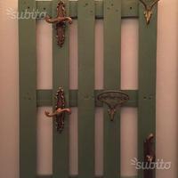 Appendiabiti da parete con pallet riciclato